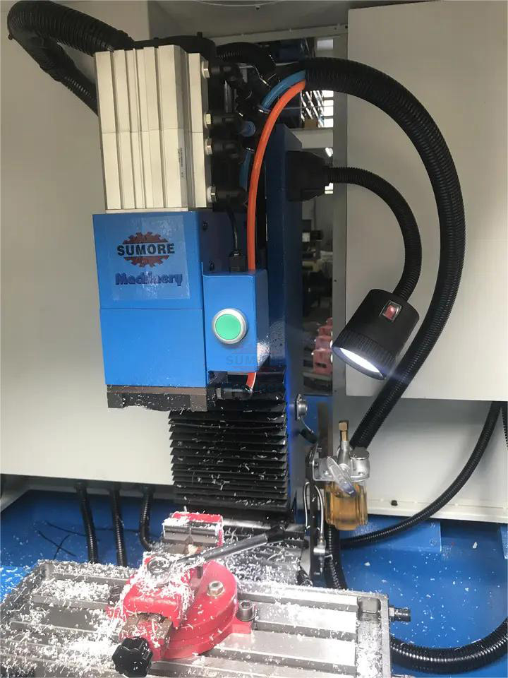 เครื่องกัด CNC คืออะไร และทำงานอย่างไร