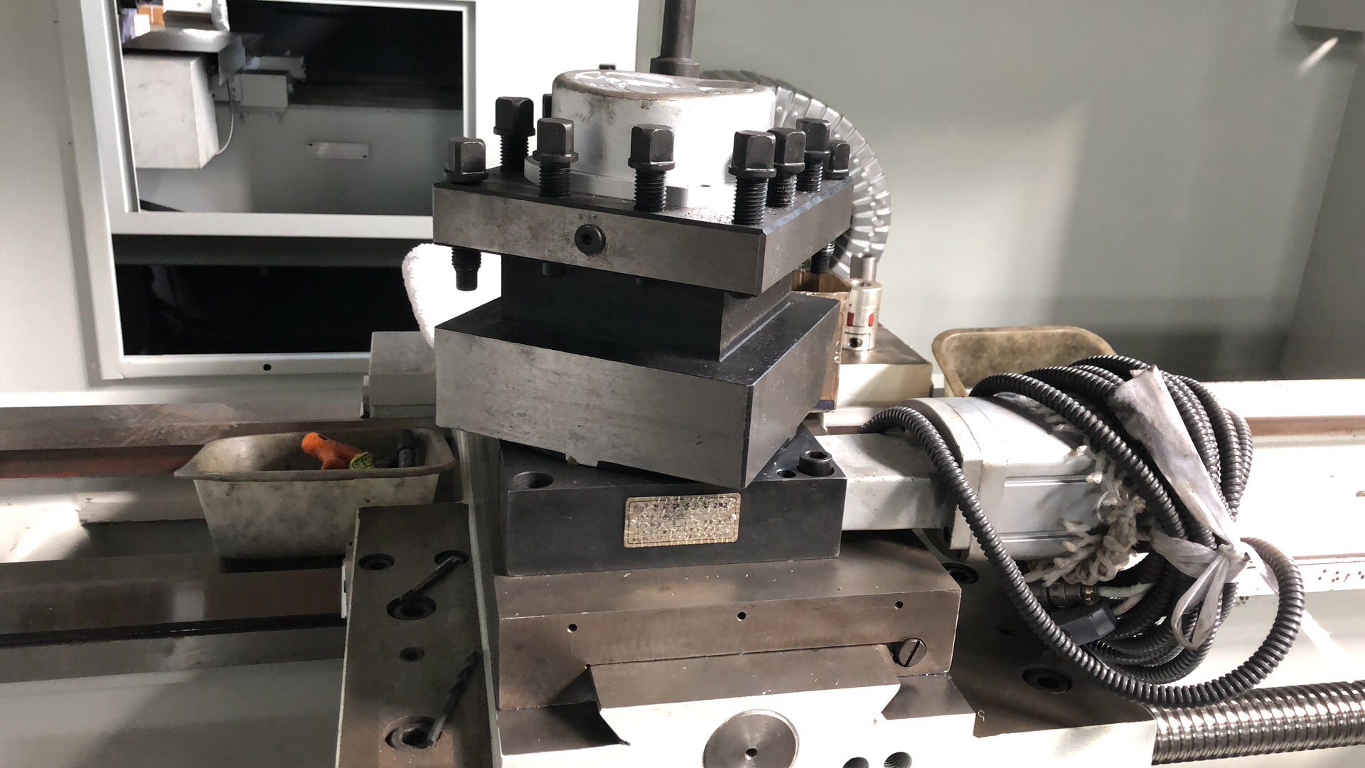 การเปรียบเทียบข้อดีและข้อเสียของระบบจับยึดเครื่องมือกลึง CNC แบบแร็คและแบบป้อมปืน ระบบจับยึดเครื่องมือกลึง CNC แบบโครงสร้างยึดขนานหลายตัว